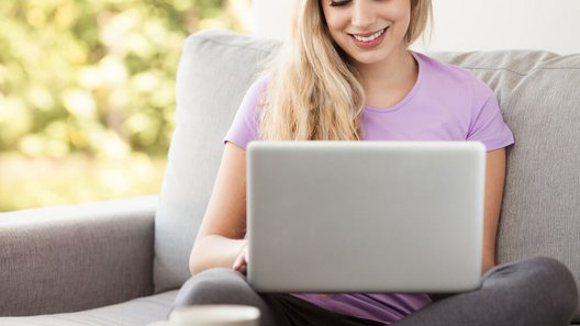 kobieta korzystająca z laptopa