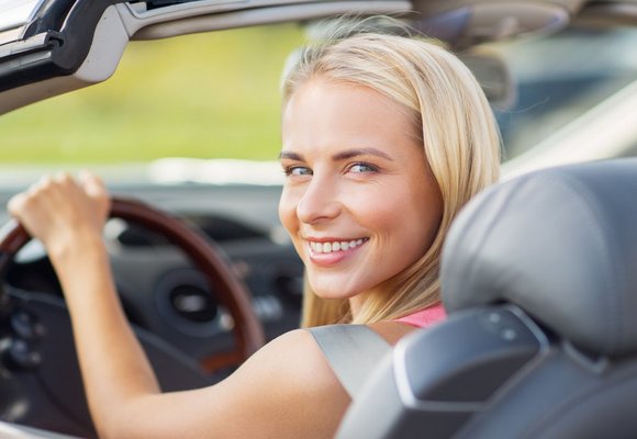 młoda kobieta za kierownicą