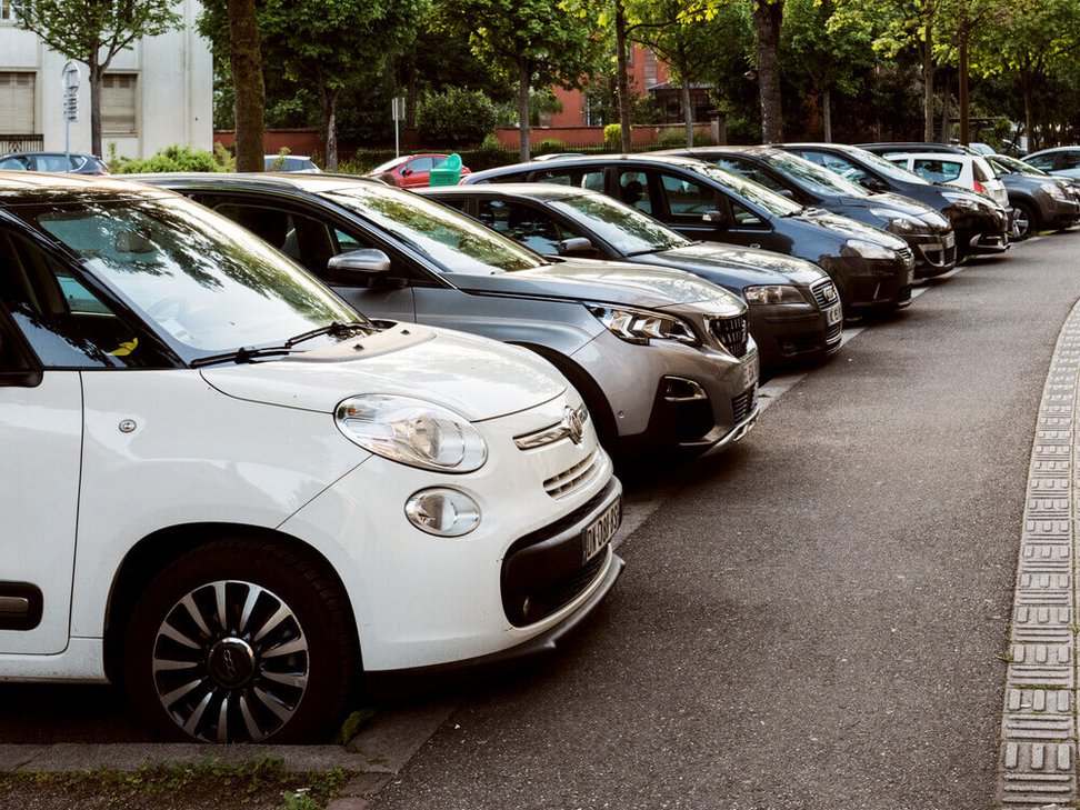 auta zaparkowane na parkingu