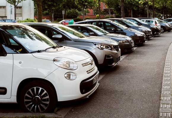 auta zaparkowane na parkingu