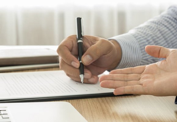 podpisanie umowy kupna samochodu