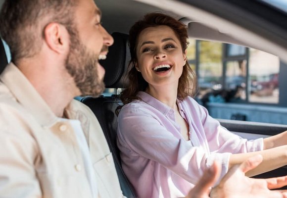 Śmiejący się ludzie w samochodzie