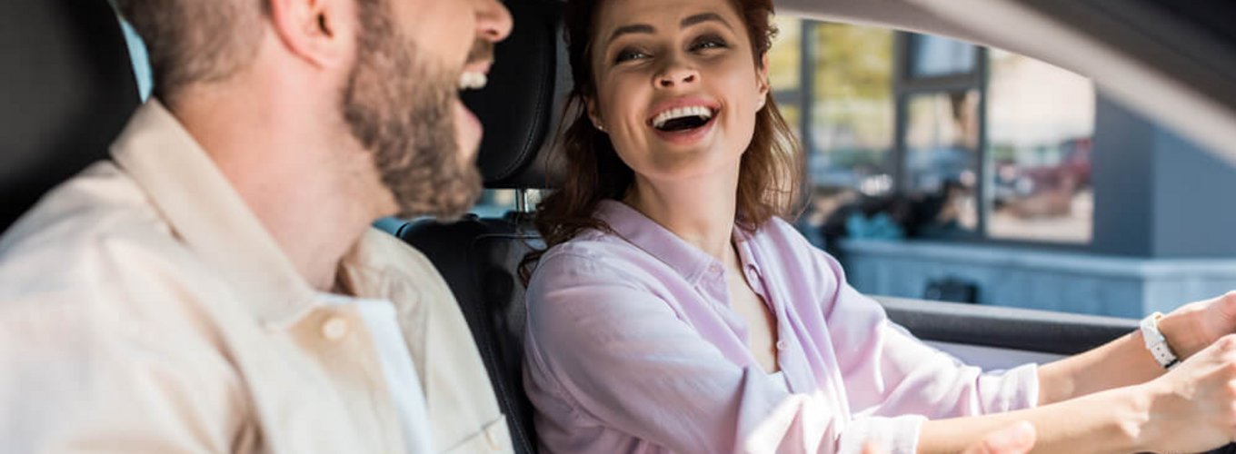 Śmiejący się ludzie w samochodzie