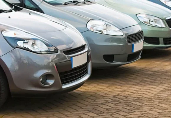 Porada, jak rozliczyć podatek od kupna samochodu w urzędzie skarbowym Stojące na parkingu świeżo kupione samochody, za które nabywca musi zapłacić podatek od kupna samochodu