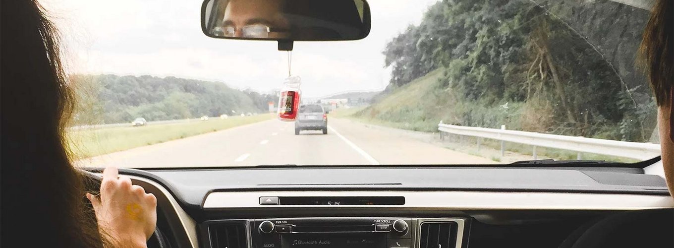 widok na pasażerów z przodu i na drogę z perspektywy tylnego siedzenia samochodu