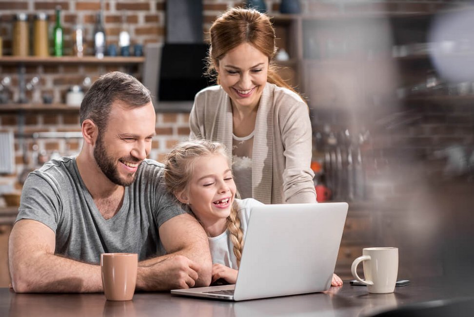 rodzina korzystająca z laptopa