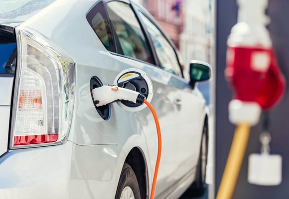 Ile kosztuje ładowanie samochodu elektrycznego? Sprawdź koszt ładowania samochodu elektrycznego w domu i na stacjach
