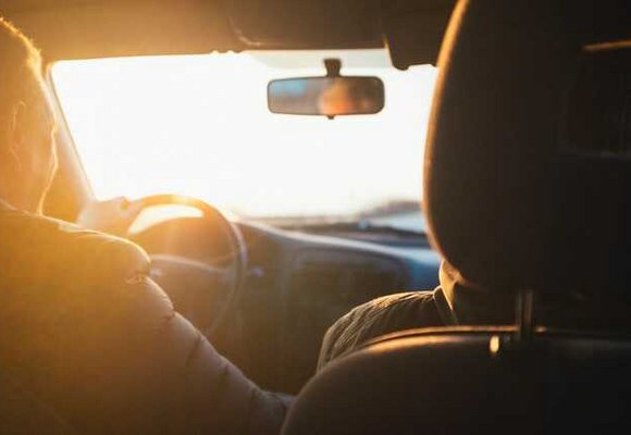 widok z tylnego fotela na pasażerów z przodu i drogę