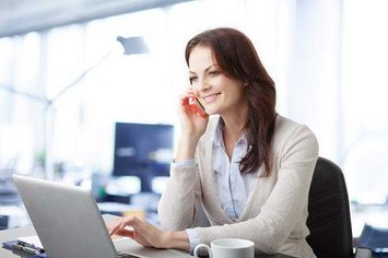 Zadowolony klient zakupuje ubezpieczenie przez Internet
