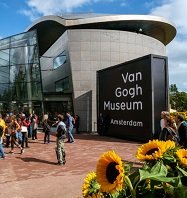 Tłum ludzi przed Muzeum Van Gogha w Amsterdamie, znane miejsce turystyczne