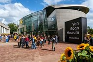 Tłum ludzi przed Muzeum Van Gogha w Amsterdamie, znane miejsce turystyczne