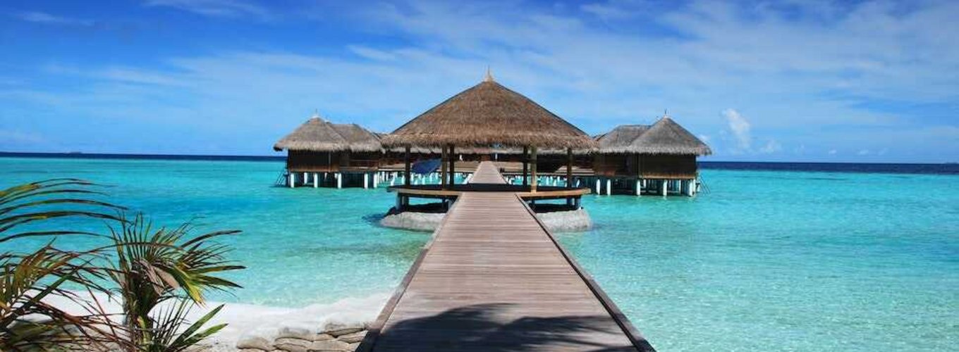 pomost na egzotycznej plaży