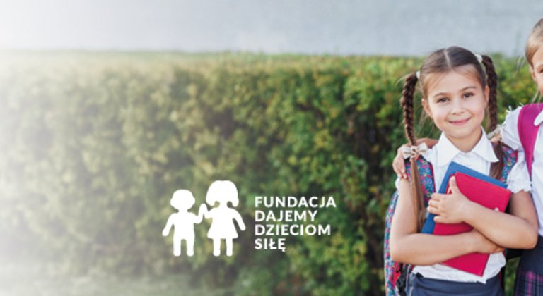 Dwie dziewczynki w mundurkach szkolnych z plecakami stoją przed logo Fundacji Dajemy Dzieciom Siłę, obok różowego koła z napisem '10% zniżki z kodem WWW10'.