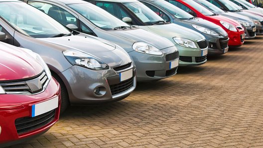 auta zaparkowane na parkingu