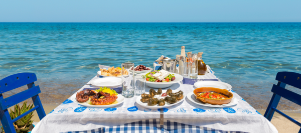 Tradycyjne greckie jedzenie serwowane w restauracji