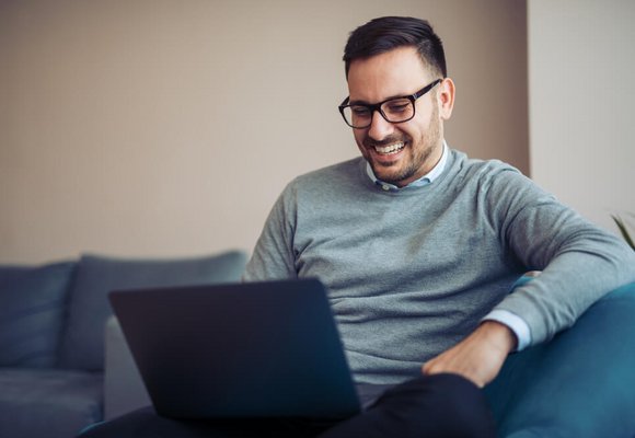 mężczyzna korzystający z laptopa