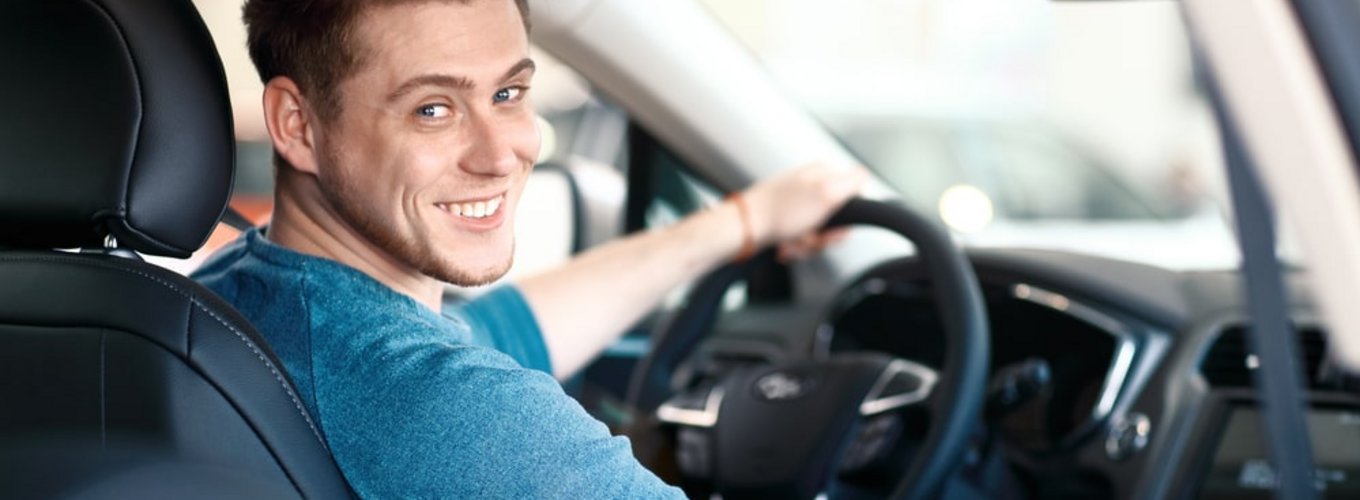 mężczyzna za kierownicą auta