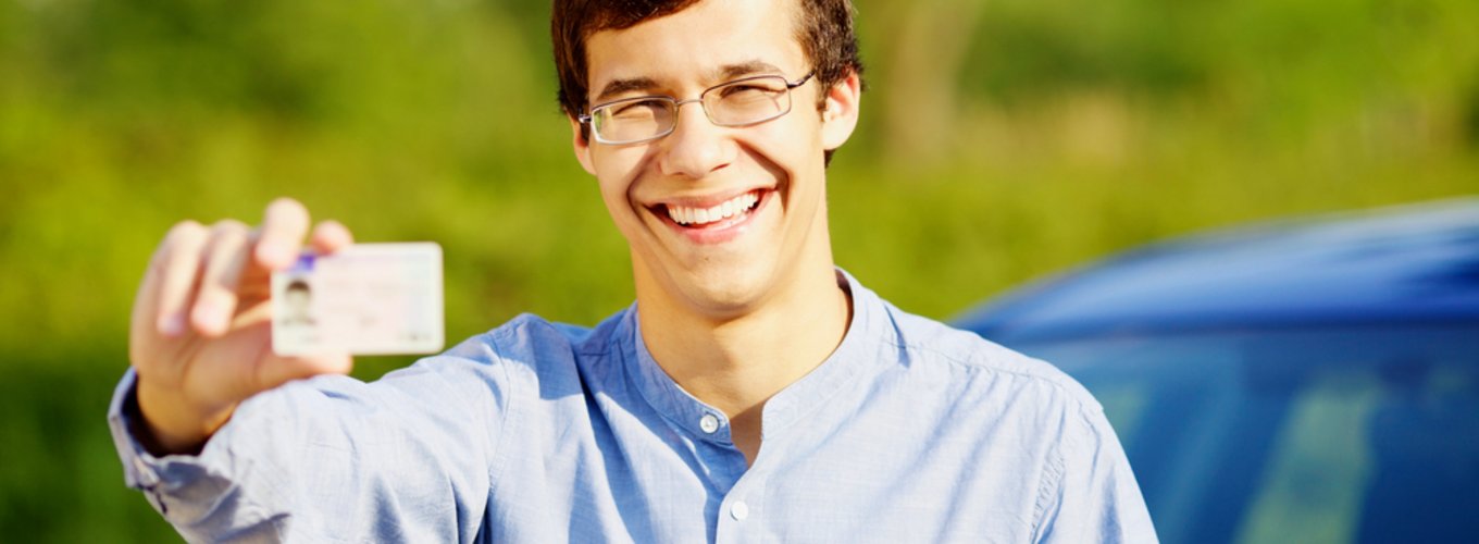 Mężczyzna pokazujący prawo jazdy