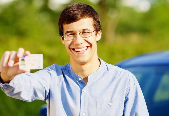 Mężczyzna pokazujący prawo jazdy