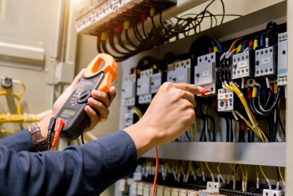 elektryk sprawdzający instalację