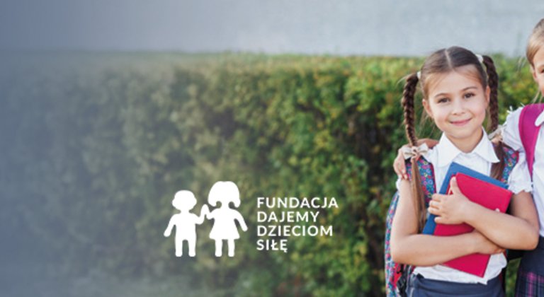 Dwoje dzieci w szkolnych mundurkach stojących z plecakami na tle zielonego żywopłotu, obok logo Fundacji Dajemy Dzieciom Siłę