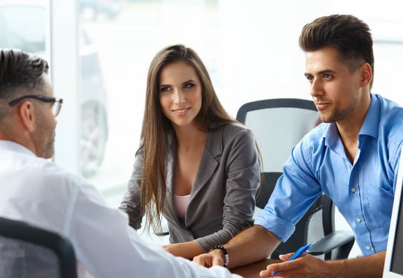 Podpisanie umowy zakupu samochodu