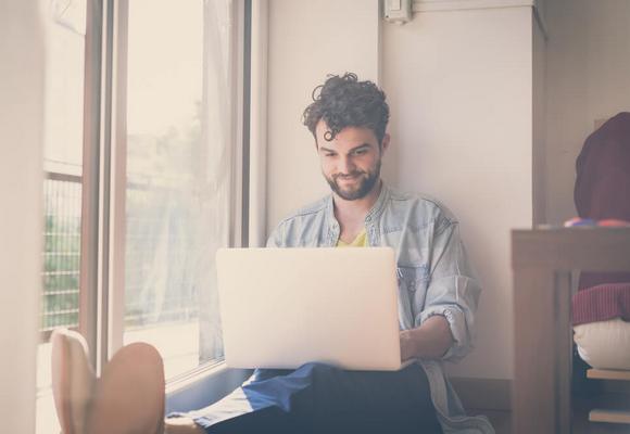 mężczyzna korzystający z laptopa