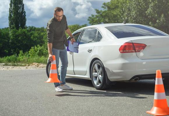 Mężczyzna rozstawia słupki bezpieczeństwa