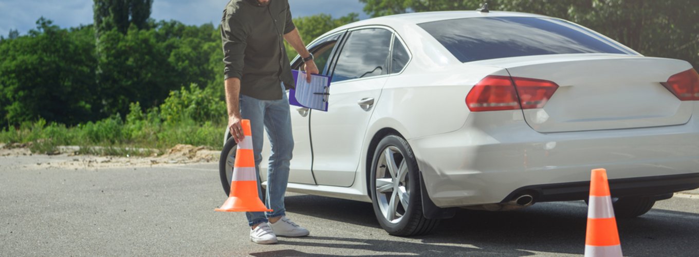 Mężczyzna rozstawia słupki bezpieczeństwa