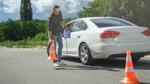 Mężczyzna rozstawia słupki bezpieczeństwa