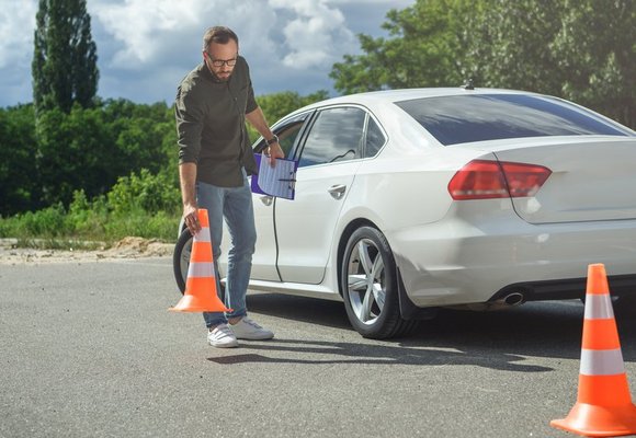Mężczyzna rozstawia słupki bezpieczeństwa