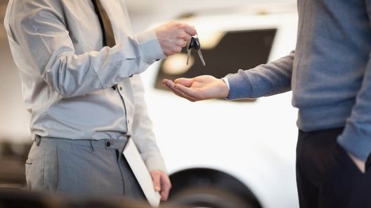 sprzedający przekazuje kupującemu kluczyki do auta