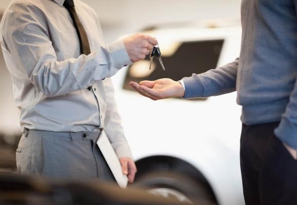sprzedający przekazuje kupującemu kluczyki do auta