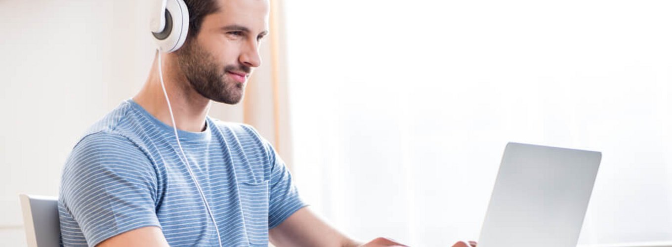 mężczyzna korzystający z laptopa