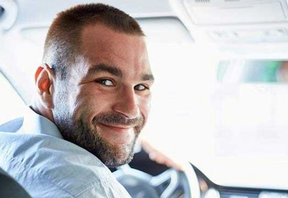 kierowca zastanawia się czym jest ubezpieczenie odpowiedzialności cywilnej (OC)