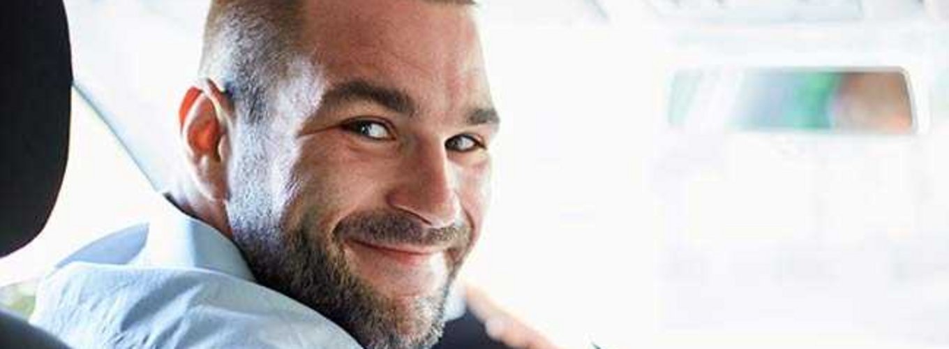 kierowca zastanawia się czym jest ubezpieczenie odpowiedzialności cywilnej (OC)