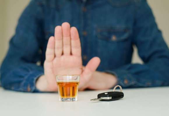 Mężczyzna odmawia napicia się alkoholu ponieważ będzie prowadził auto z blokadą alkoholową