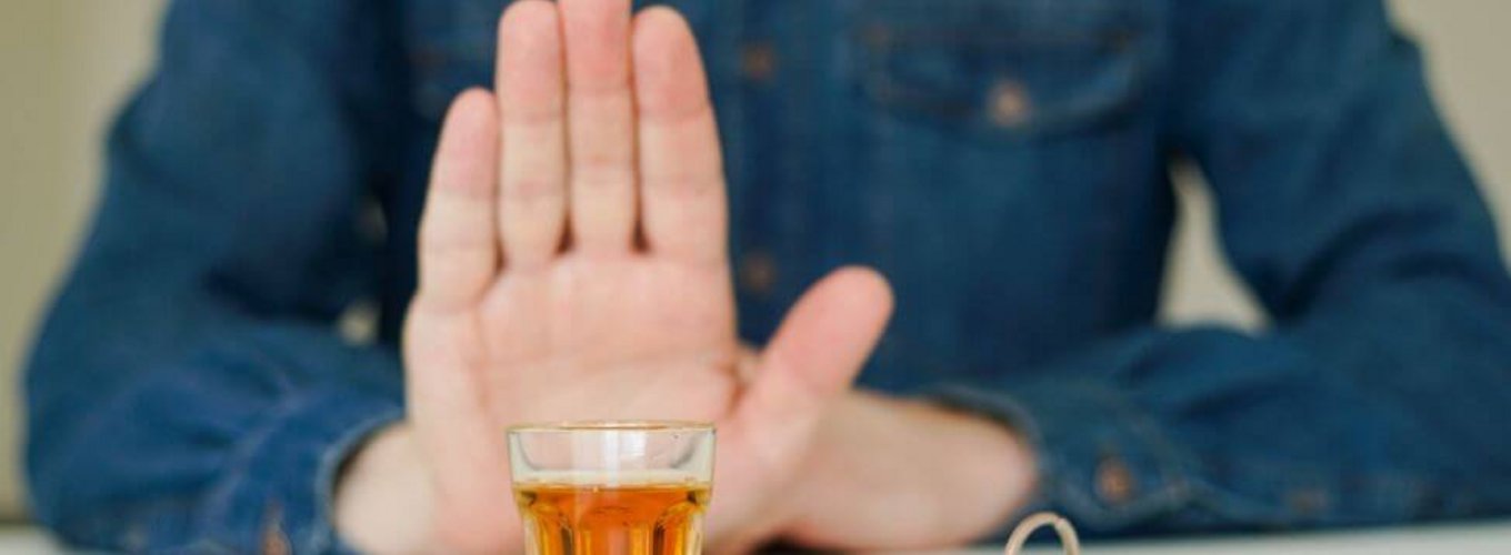 Mężczyzna odmawia napicia się alkoholu ponieważ będzie prowadził auto z blokadą alkoholową