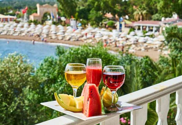 Klauzula alkoholowa w ubezpieczeniu turystycznym czym jest i jak wpływa na Twoją ochronę na wakacjach
