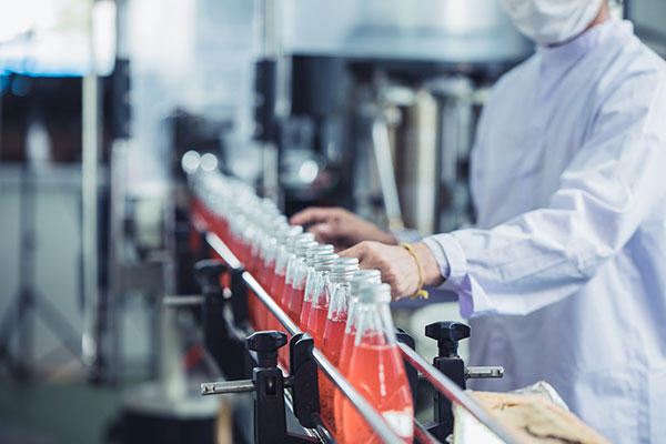 Linia produkcyjna w zakładzie przetwórstwa napojów