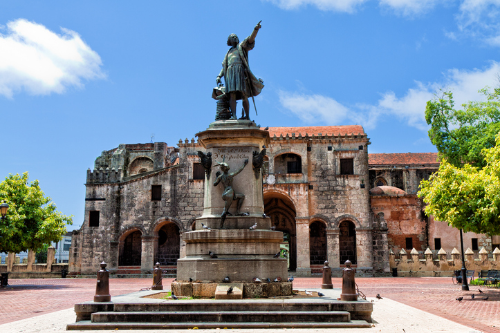 Pomnik Krzysztofa Kolumba na placu w historycznej dzielnicy Zona Colonial w Santo Domingo, wpisanej na listę światowego dziedzictwa UNESCO.