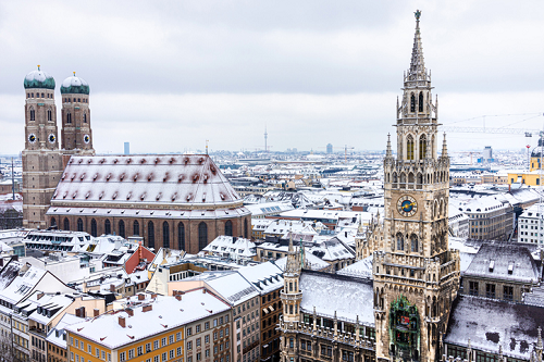 Zimowy widok na Monachium z zaśnieżoną katedrą Frauenkirche i ratuszem Neues Rathaus – magiczna atmosfera miasta w śnieżnej scenerii