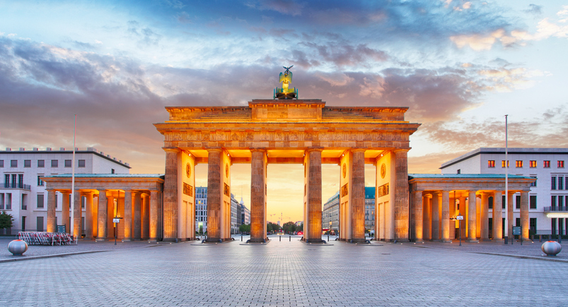 Brama Brandenburska w Berlinie nocą – oświetlony symbol Niemiec i historia miasta