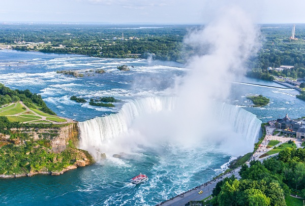 Widok na Wodospad Niagara i rzekę Niagara z lotu ptaka.