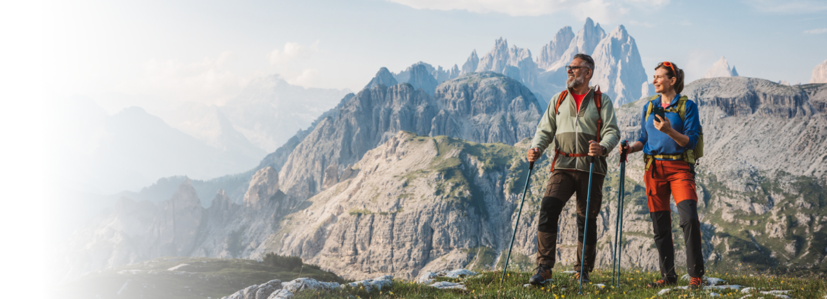 Turyści na górskim szlaku w Dolomitach podczas aktywnego wypoczynku za granicą.