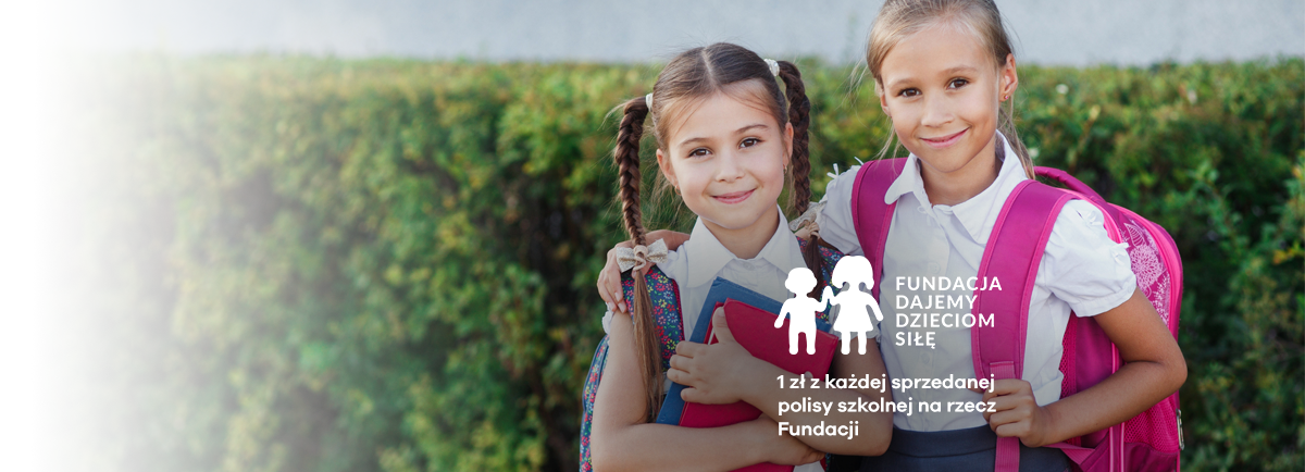 Dwie młode dziewczynki z plecakami uśmiechają się i stoją blisko siebie przed zielonym żywopłotem. Nałożone logo fundacji "Dajemy dzieciom siłę" oraz tekst "1zł z każdej sprzedanej polisy szkolnej na rzecz fundacji".