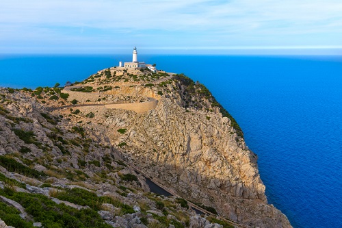 Majorca Formentor Cape Lighthouse in Mallorca Kościół na wzgórzu a na jego tle turkusowe może i niebo