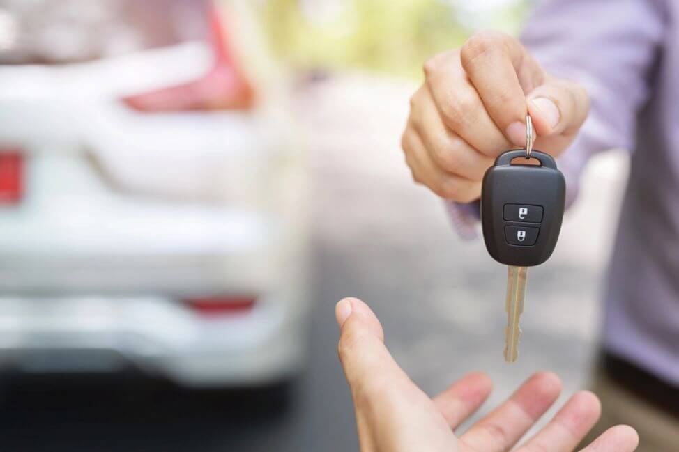 Mężczyzna otrzymuje kluczyki do auta wynajętego w ramach abonamentu długoterminowego