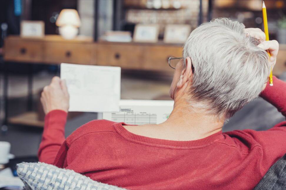 Starsza kobieta zastanawia się, czy musi zapłacić podatek dochodowy od emerytury