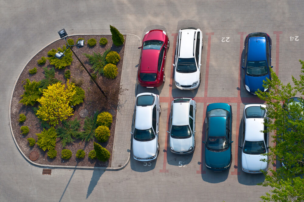 samochody zaparkowane na parkingu